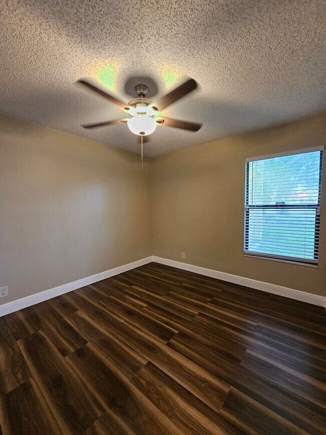 Building Photo - 1523 Lake Crystal Dr