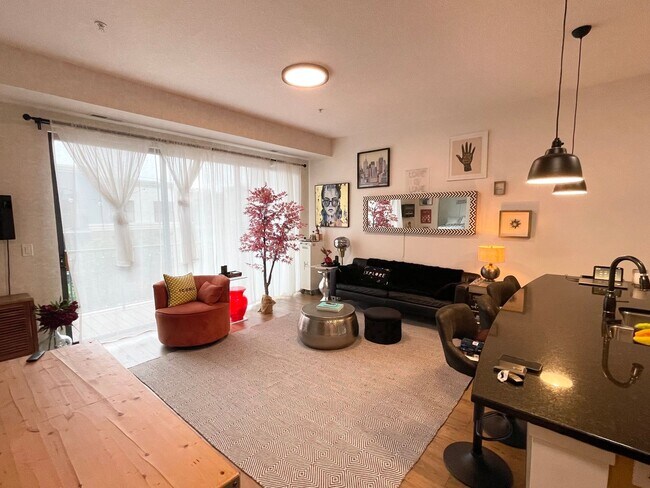 Building Photo - Luxury Condo Living in the Heart of Excelsior & Grand - Underground parking -Available NOW!