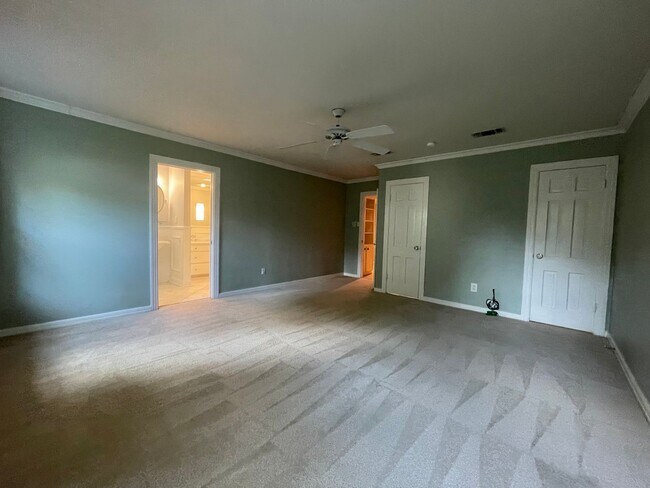 Building Photo - AVAILABLE NOW --3 BEDROOM 2 BATH HOME IN T...