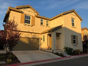 Building Photo - Beautiful 4 Bed 3 Bath Near Iron Point wit...