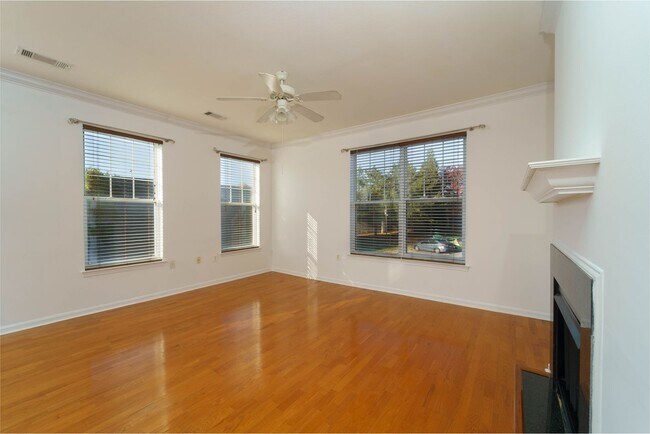Building Photo - 3 level 2 BR 2BA condo in Fairfax Ridge
