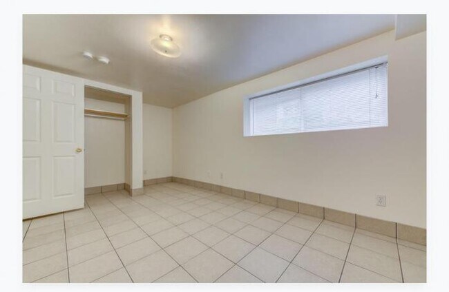 Building Photo - 8 bedroom in Seattle WA 98105