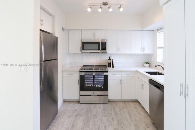 Building Photo - 7640 SW 54th Ct