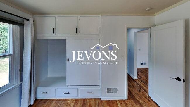 Building Photo - Charming 3-bedroom home with large fenced ...