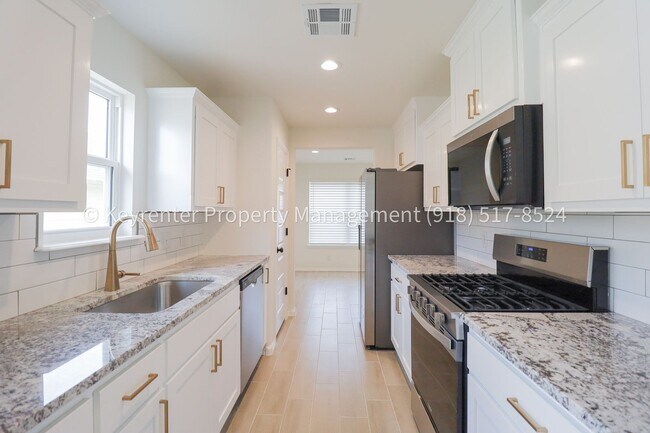 Building Photo - 3 Bed | 2 Bath in Owasso!