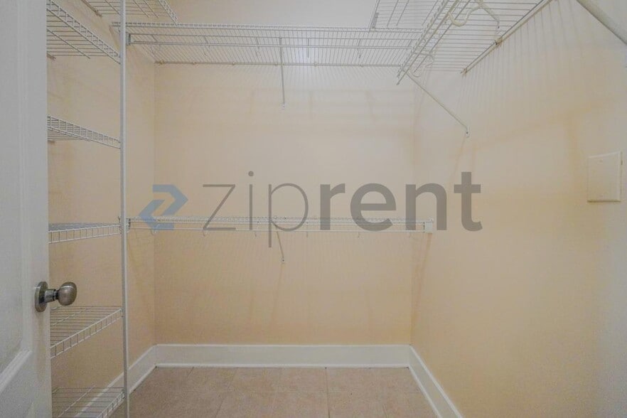 Building Photo - Unit