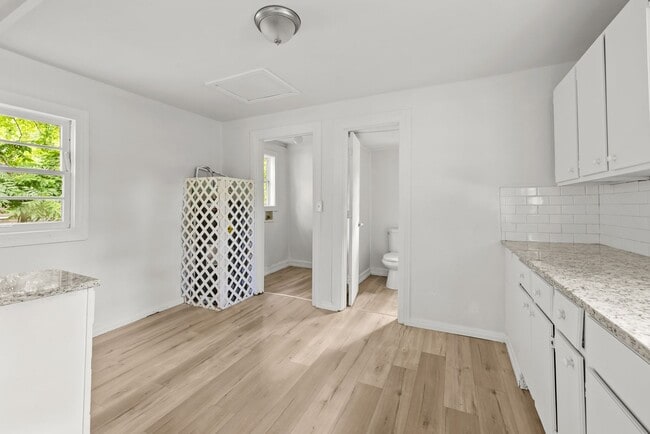 Building Photo - Charming 2 Bedroom, 2 Bathroom house