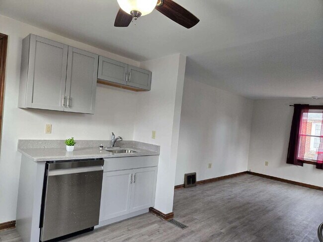 Building Photo - Small in Size, Big on Charm – Updated 1 Bed Home on East Oberlin!
