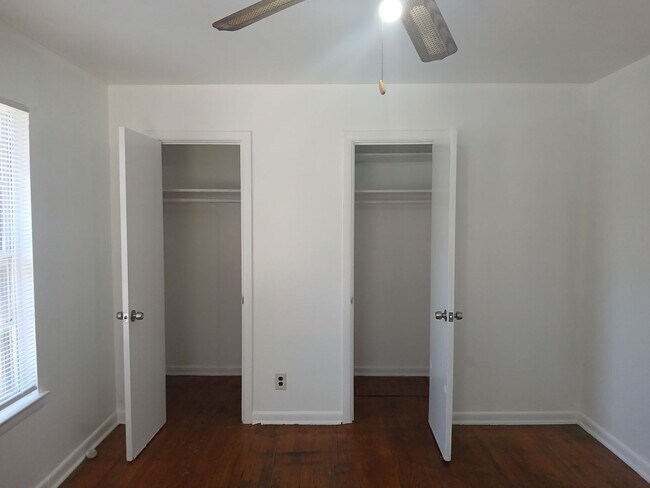 Building Photo - Avon 3019-3021