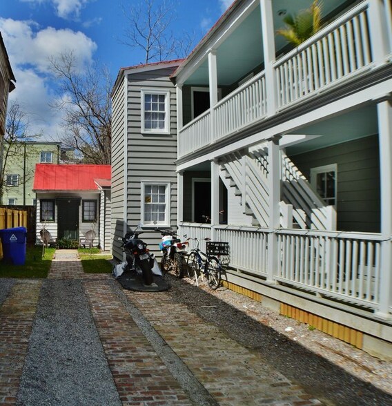 Building Photo - 15 Sires St