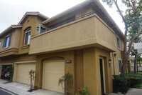 Building Photo - Charming Upper End Unit 2 Bed 2 Bath Condo