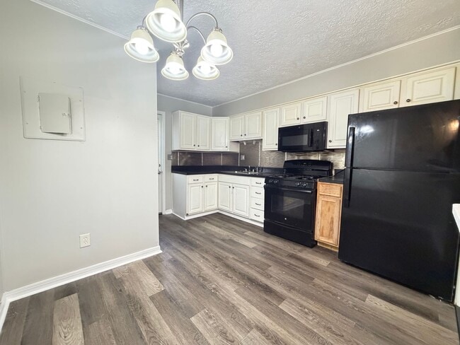 Building Photo - 2 Bedroom, 1 Bathroom Home For Rent!!