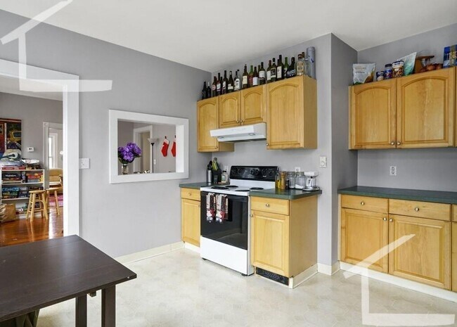 Primary Photo - Spacious Davis Sq. House w Laundry in Unit...