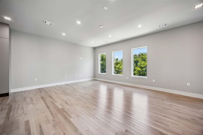 Building Photo - 1111 W 21st St