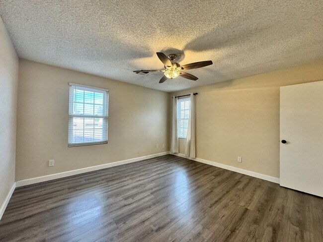 Building Photo - Great 3 bedroom 2 bath culdesac lot with f...