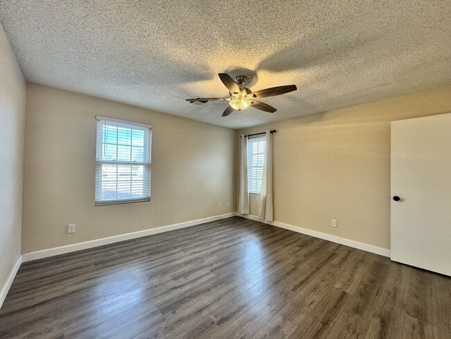 Building Photo - Great 3 bedroom 2 bath culdesac lot with fireplace