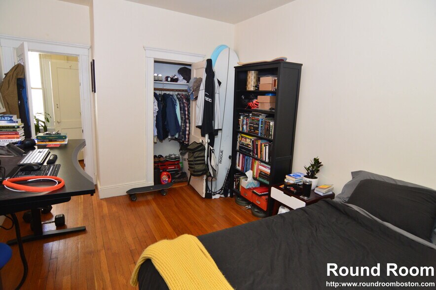 Building Photo - 229 Kelton St