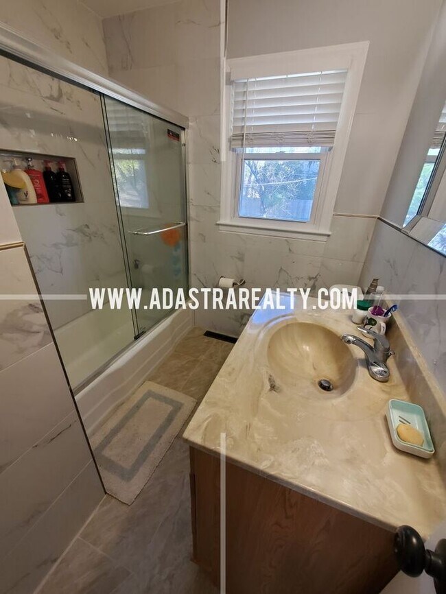 Building Photo - Spacious Overland Park Ranch Home w/Finish...