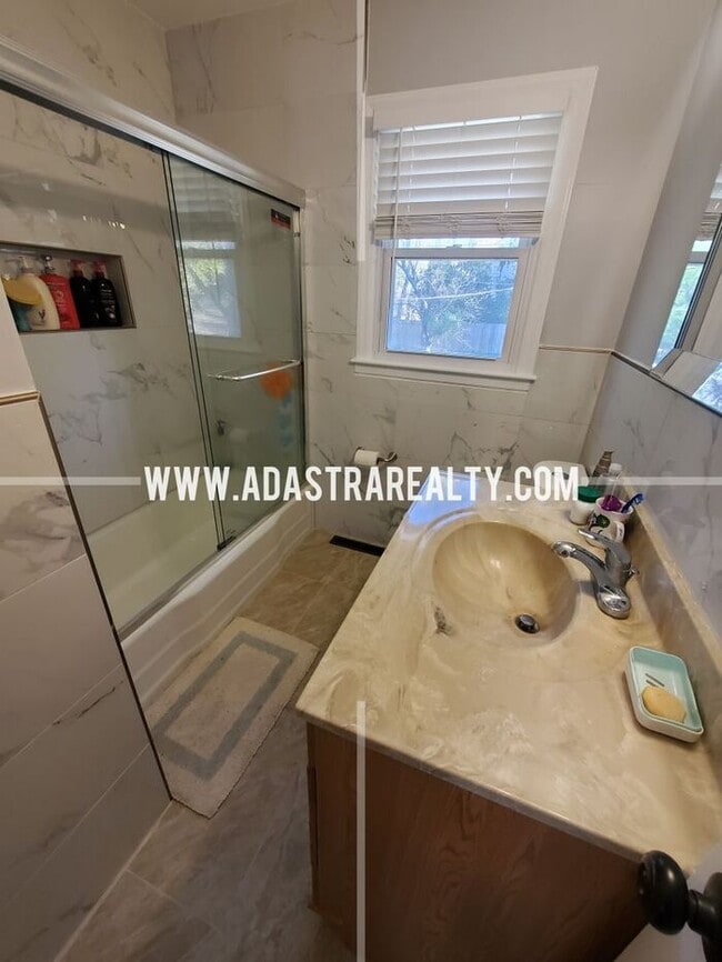 Building Photo - Spacious Overland Park Ranch Home w/Finished Basement-Available NOW!!