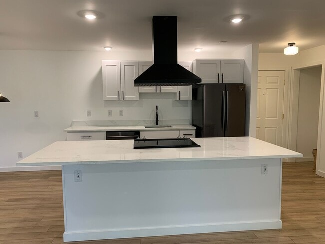 Building Photo - Beautiful Lakefront 2 Bed 1.75 Bath Condo ...