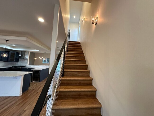 Building Photo - Application Pending - 3 Bedroom Townhouse For Rent In Hood River