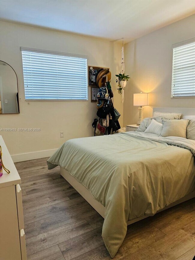 Building Photo - 1002 NE 119th St