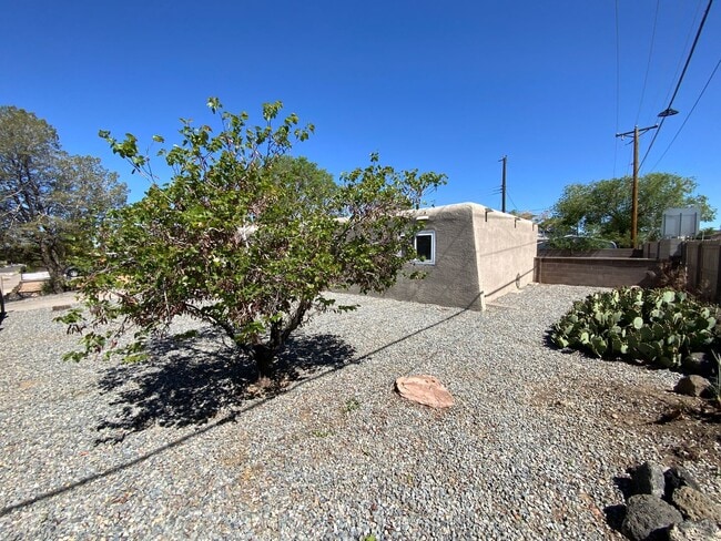 Building Photo - 3 Bedroom Single Story Home Available Near...