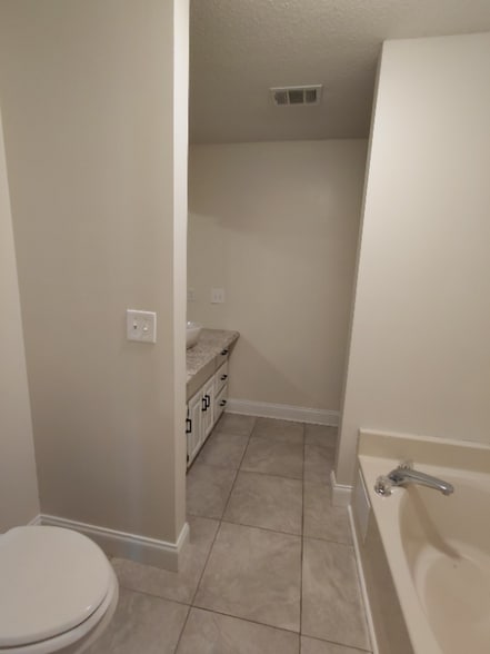 Building Photo - 211 Crakston Ct