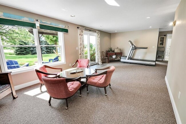 Building Photo - Spacious 5-Bedroom Retreat for Rent – Priv...
