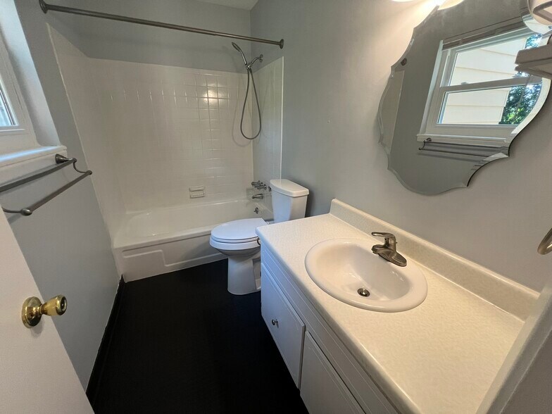 Building Photo - 1100 Skyland Dr
