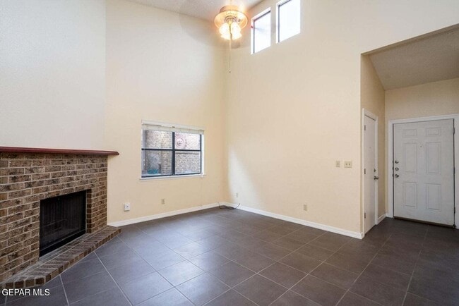 Building Photo - 1555 Common Dr