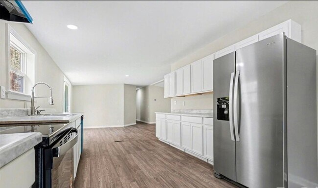 Building Photo - 5050 Park Creek Dr