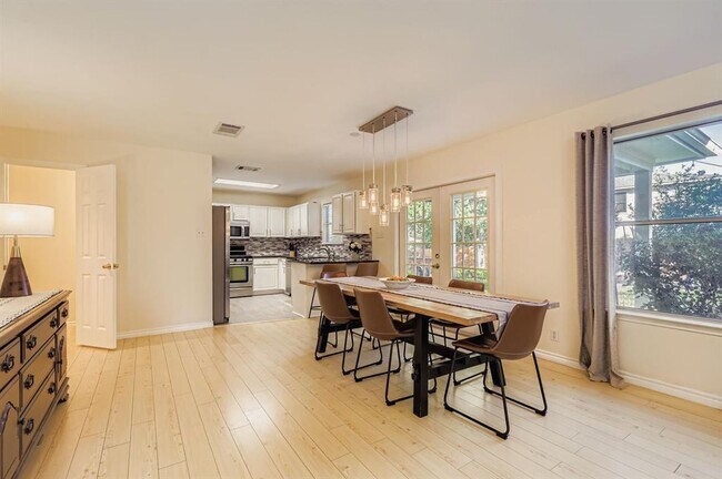 Building Photo - 312 Brentwood Dr
