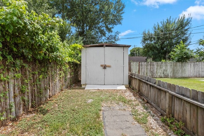 Building Photo - 804 Valerie Ave