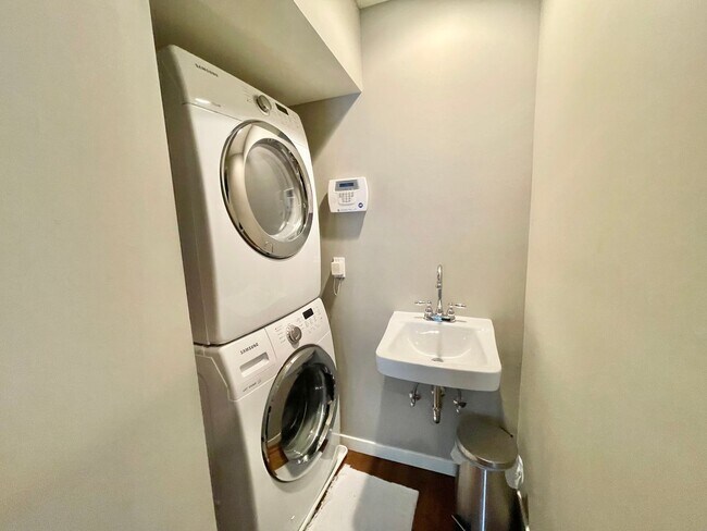 Building Photo - 3BR/2.5BA INCOMPARABLE Views!!! Prime Corona Heights Residence! 2 car parking and laundry! PROGRE...