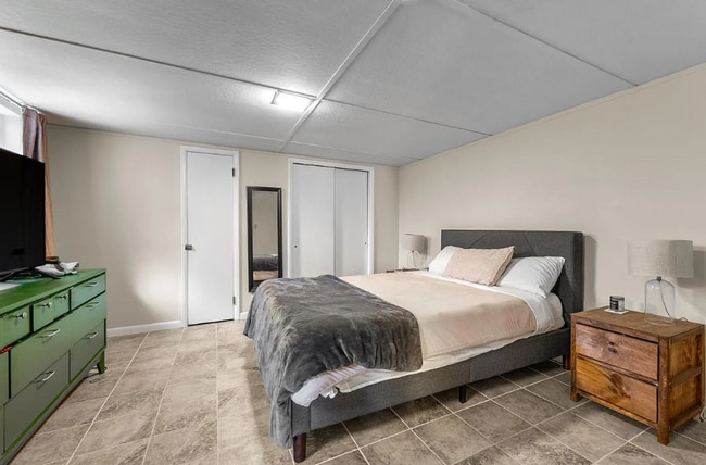 Building Photo - Charming 2 Bedroom in Overlook Heights