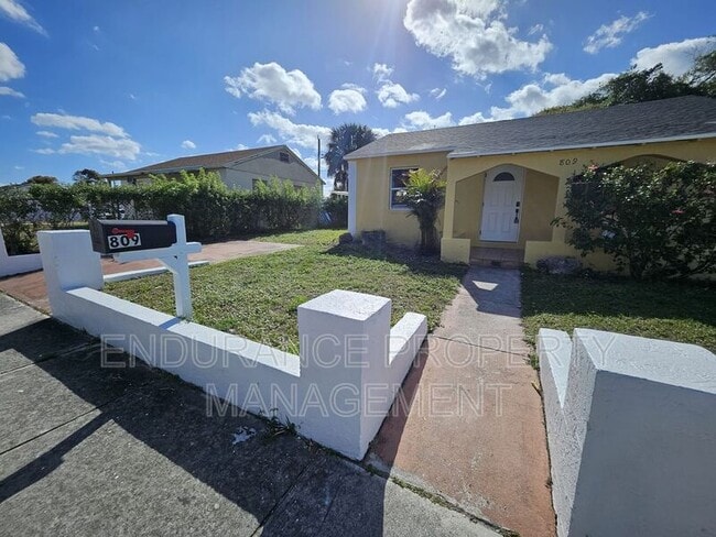 Building Photo - 809 W 5th St