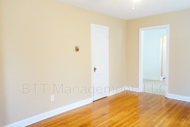 Building Photo - 812 Greenwood Cir