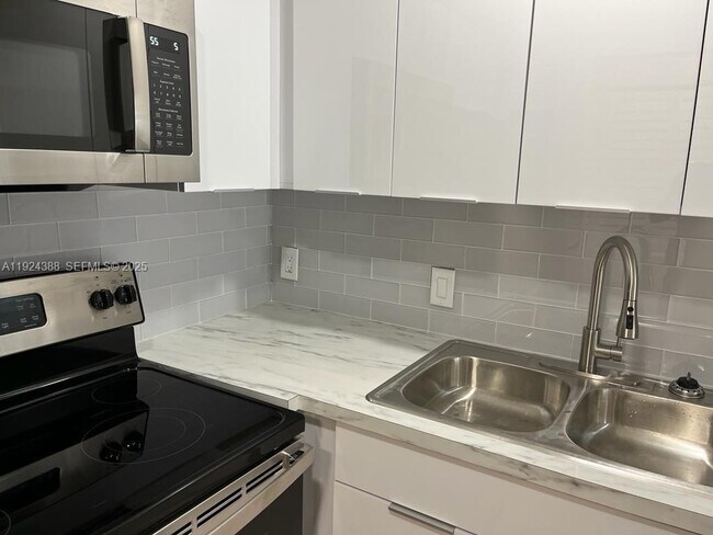 Building Photo - 4848 NW 24th Ct