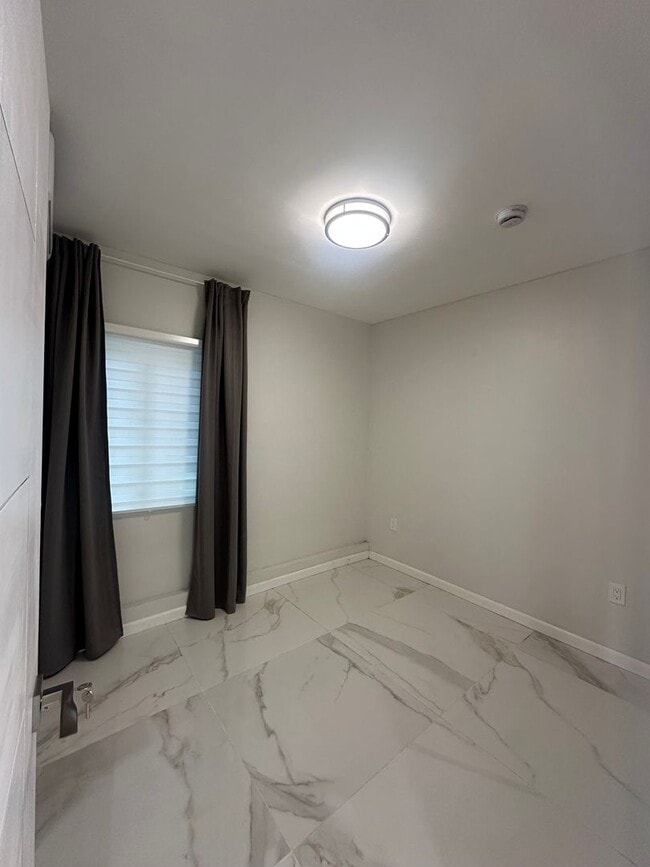 Building Photo - 1427 E 76th St