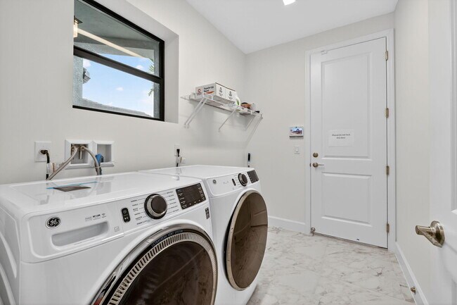 Building Photo - 12347 SW Compass Pt Dr