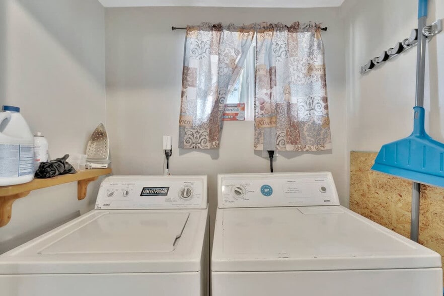 Building Photo - 1905 W St Louis St