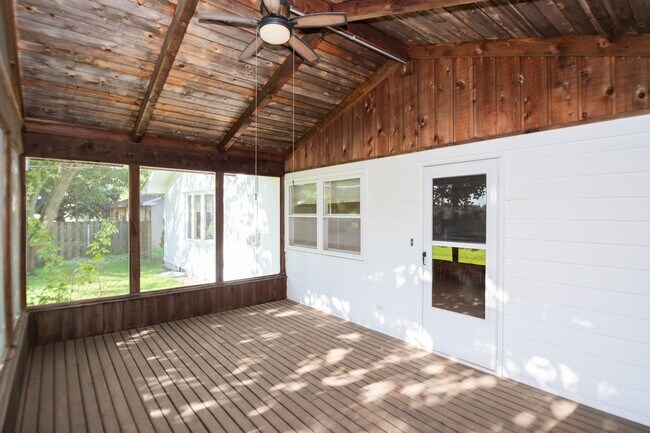 Building Photo - 3 bed 2 bath home in Valparaiso