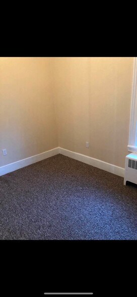 Back bedroom - 15 Vanderwerken Ave
