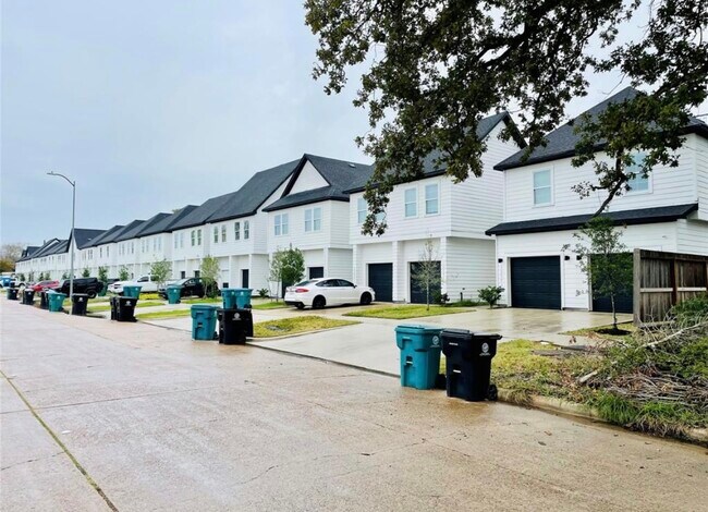 Building Photo - 3233 Real St