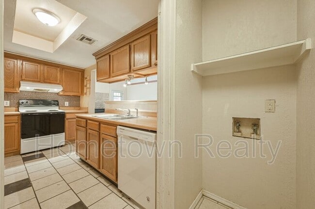 Building Photo - 2000 Twisted Oak Cir