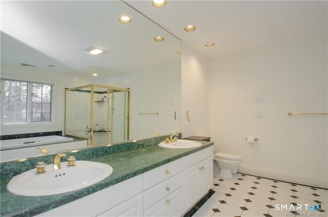 Building Photo - 4 Buckingham Ln