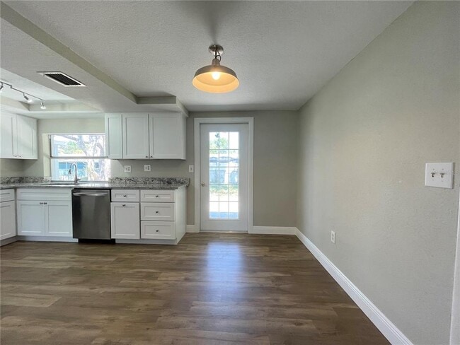 Building Photo - 7553 Cumber Dr