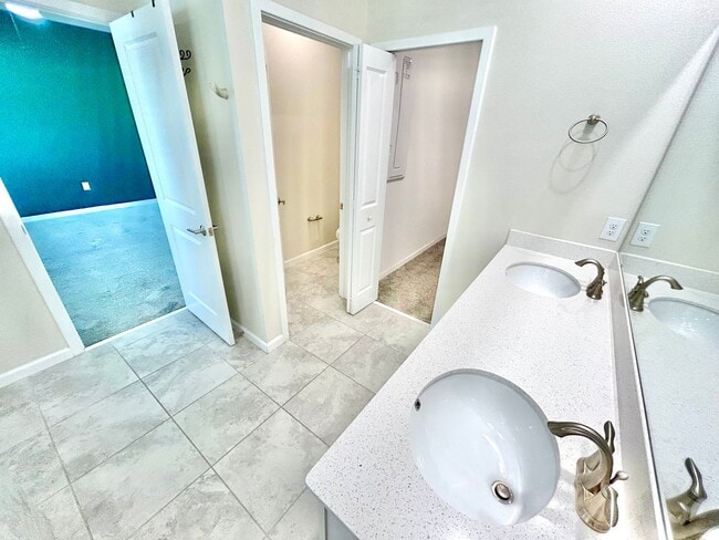 Building Photo - Upscale 3Beds/2.5Baths Townhouse living in...