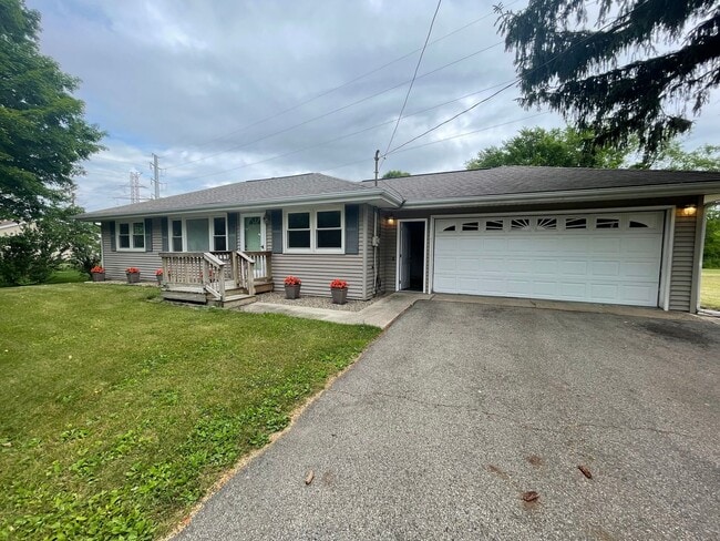 Primary Photo - Three Bedroom Home in Richland